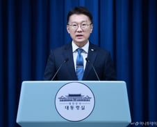 [속보]대통령실, '관세협상' 러트닉 발언에 "입장 동일…관련 문서 마무리 검토중"