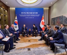 [속보]이재명 대통령, 캐나다 총리와 정상회담서 백자 선물