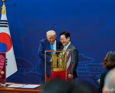 '신라 금관' 에어포스원에 실은 트럼프, 이재명 대통령에 '야구배트' 선물