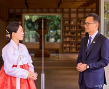 김혜경 여사 '신라 금관' 전시 관람…"경주, 곧 역사이자 문화"