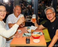 넥타이 벗은 이재용·정의선·젠슨 황, 치킨집서 '건배'…장소 '의미심장'