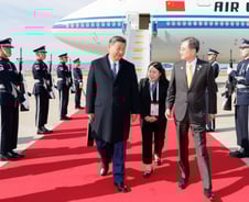 習, 내리자 마자 '조현' 손 부터 잡았다