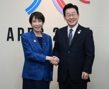 41분 상견례 화기애애… 李 "도쿄 아닌 지방도시서 만나자"