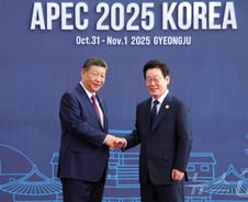 "오는 길 불편하지 않으셨나"···이재명 대통령·시진핑 주석 '첫 대면'