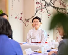 김혜경 여사, APEC 대표 배우자들 불국사 초청…"늘 행운과 행복 함께하길"