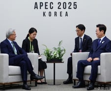 [속보]이재명 대통령, 젠슨황 만나 "국민들 엔비디아 투자 큰 관심, 정부도 전폭 지원"