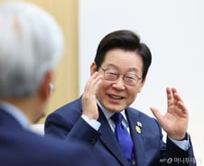 [속보]이재명 대통령, 젠슨황 만나 "AI사업 시작하기 가장 좋은 나라 되도록 노력"
