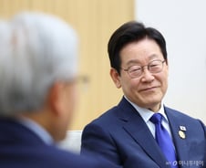 이재명 대통령, 젠슨 황 만나 'GPU 26만장' 확보…"전세계 3등"