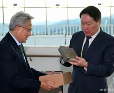 젠슨 황, 최태원 회장과 별도 회동…AI 슈퍼컴·위스키 선물