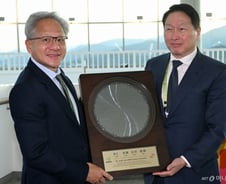 최태원 만난 젠슨 황 "한국, AI 선도 기회"…위스키 선물도