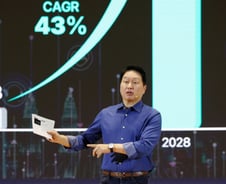 최태원 "조금 더 오르길 희망"…증권가가 보는 상승여력은