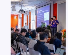 "의사가 될 수 없다면…" AI 직원으로 병원 판 뒤집은 미국 청년들