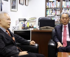 하토야마 전 일본 총리 "피해자가 그만 할 때까지 사죄해야"