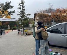 교문 앞에서 꽉 안아준 엄마 아빠…"수능 파이팅!" 뒷모습까지 찰칵