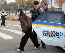 "시험 어쩌나" 교통사고로 발 묶인 수험생 '발동동'…순찰차 출동했다