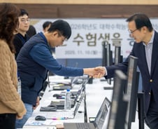 임태희 교육감, 현장서 수험생 응원…"내년 수능 영어 듣기 폐지 검토"