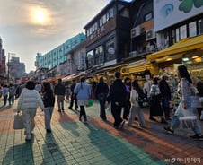 "수험표 가져오면 원플원"…'수능 끝났다' 덩달아 신난 젊음의 거리