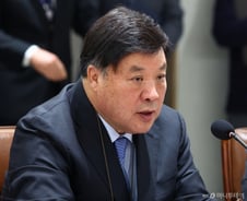 이대통령 만난 서정진 회장 "3년간 국내 시설에 4조 투자"