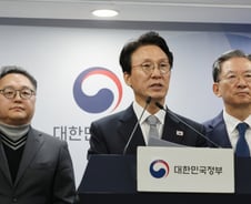 '론스타소송' 중대한 적법절차 위반 전략 집중… 1.5% 확률 뚫고 웃었다