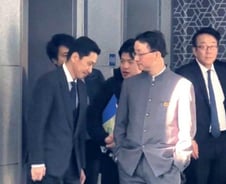 주머니에 손 넣고 내려다본 중국, 일본은 고개 숙였다…일본 '굴욕' 외교