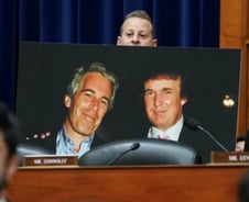 트럼프, '엡스타인 파일 공개법' 서명…"민주당 역풍 맞을 것"