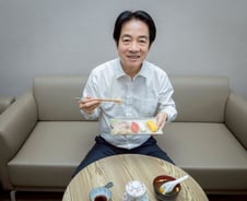 일본산 수산물 때린 중국 보란 듯…대만 총통, 초밥 먹는 사진 공개