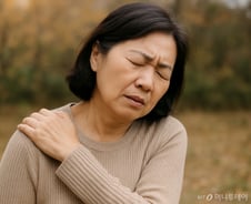 팔 올리면 어깨가, 걸으면 허리가…중장년 덮친 '이중고'