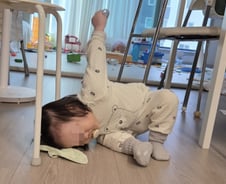 던지고, 물고, 빠는 아이…"그거 하지마!" 안하게 된 이유 [40육휴]