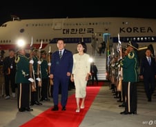 이재명 대통령, '댄싱크루' 환영 받으며 남아공 도착···G20 참석