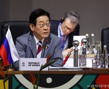 취임 후 첫 G20 무대 선 이재명 대통령···"투자원활화협정, WTO 각료회의 채택되도록 노력"