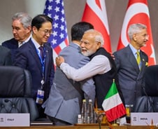 'G20 참석' 다자외교 나선 이재명 대통령, '구면' 모디 총리와는 '포옹'