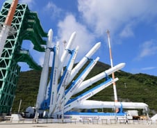 누리호, 오전 9시 발사대 이송…기립 준비한다