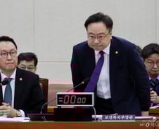 "의사 수 확보 쇼" 의대 2000명 증원 미스터리, 의사들 역공 시작