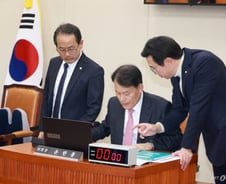 쿠팡 "결제정보 유출 없다"…윤한홍 "유출 땐 3370만 신용카드 분실한 셈"