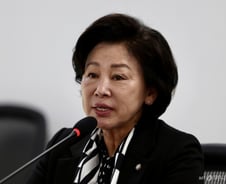 '늙어가는 한국' 요양보호사 처우 개선 시급한데…입법은 '제자리'