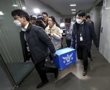 경찰, '대규모 개인정보 유출' 쿠팡 본사 도착…2차 압수수색 돌입