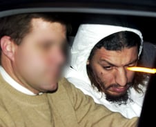 "웬 탄내가" 몸 숙인 수상한 남성...'운동화 폭탄' 가까스로 막았다[뉴스속오늘]