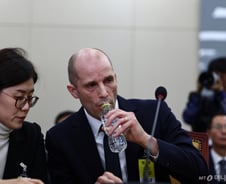 "김범석 의장 왜 불출석" 지적에...미국인 CEO "내가 한국 쿠팡 책임자"