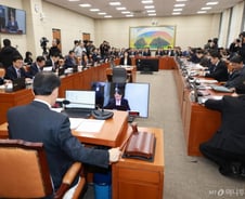 국회 정무위, '쿠팡 김범석' 고발 의결…스티브 유처럼 '영구 입국금지' 추진도