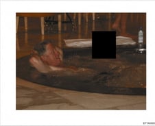 빌 클린턴, 여성과 욕조에..."성범죄 피해자" 엡스타인 파일 열렸다