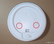 "컵 뚜껑 열고 마셔라"...입 대고 '뜨아' 홀짝, 찜찜한 이유[한 장으로 보는 건강]