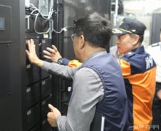 수도권 전력망 '질식'…'규제' 아닌 '이득'줘야 풀린다