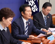 "야, 빨리 받아라" 되치기 속도전...여 통일교 특검 수용 배경은