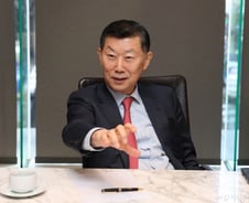 병아리 10마리로 12조 기업 키운 김홍국 하림그룹 회장