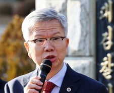 "의사 수 1만8700명 부족? 근거 대라" 의협회장, 단식 카드 꺼낼까