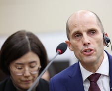 쿠팡 대표, 국회 통시통역 사용 요구에 "내 통역사 유엔경력…이의제기"