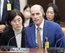 쿠팡 야간근로 힘들지 않다고?..로저스 대표 "야간 배송 해보겠다"