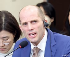 "앵무새냐"는 지적에 발끈..쿠팡 대표 "왜 이런 대우 받아야 하나"