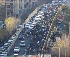 돈 가치 44분의 1 폭락...Z세대까지 들고일어난 이란의 '분노'