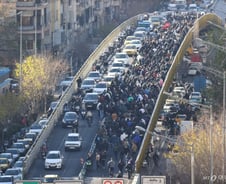 "생활고, 못 살겠다" 대학가로 번진 분노...이란 반정부 시위 격화